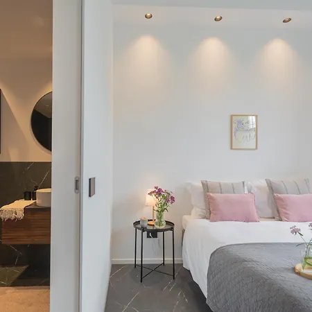 Piccola Lotus By Rent Carate Urio